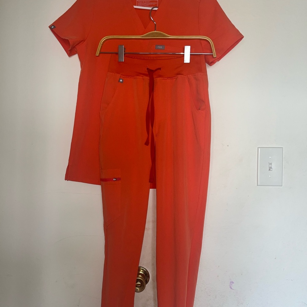 Orange Figs scrub set